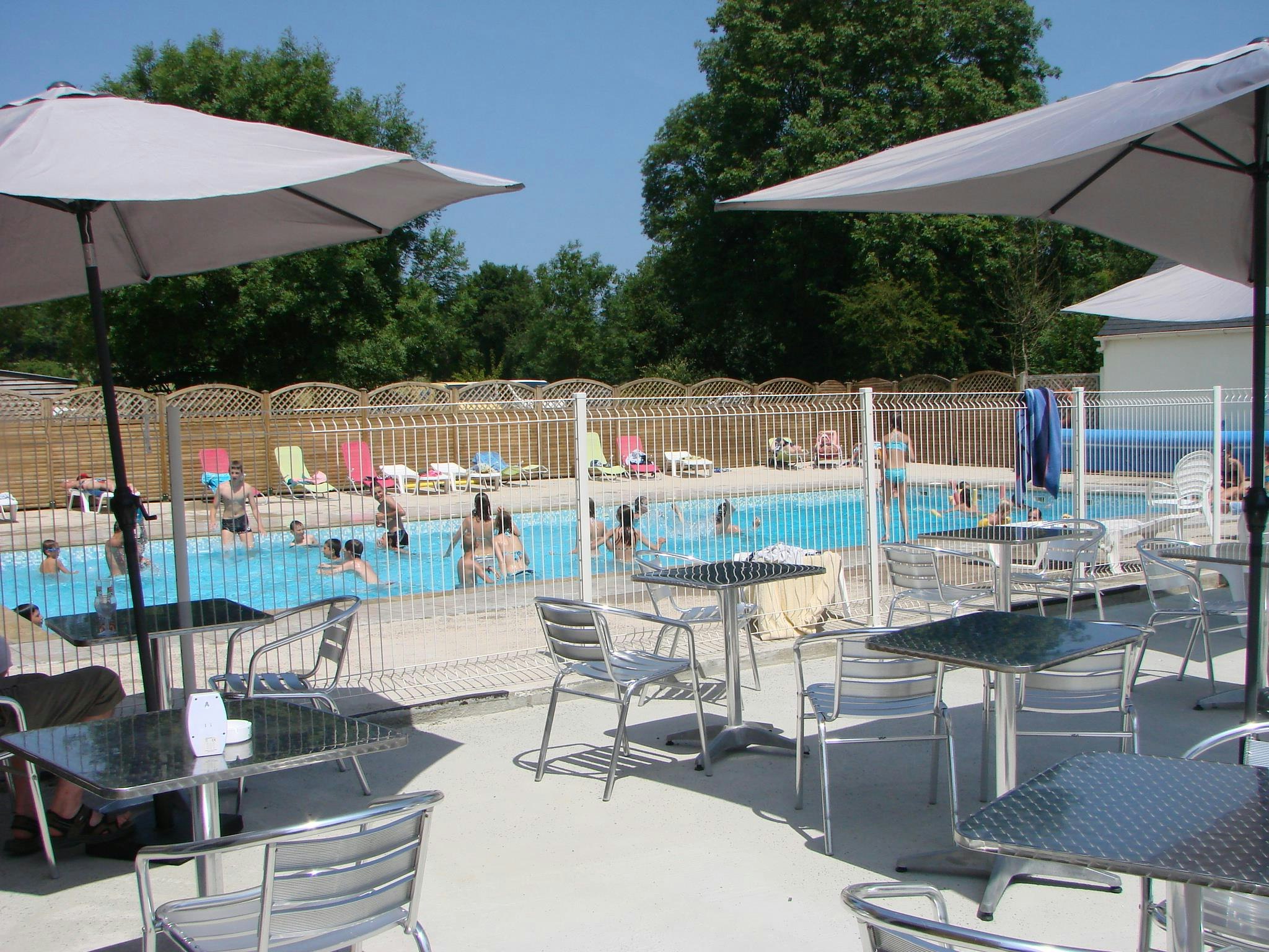 Camping Reine Mathilde - Terrasse am Pool des Campingplatzes