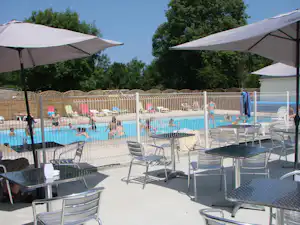 Camping Reine Mathilde - Terrasse am Pool des Campingplatzes
