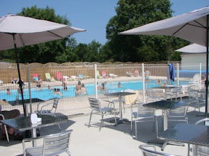 Camping Reine Mathilde - Terrasse am Pool des Campingplatzes