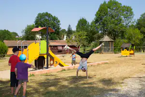 Camping Relais de l' Entre 2 Lacs - Spielplatz mit spielenden Kindern