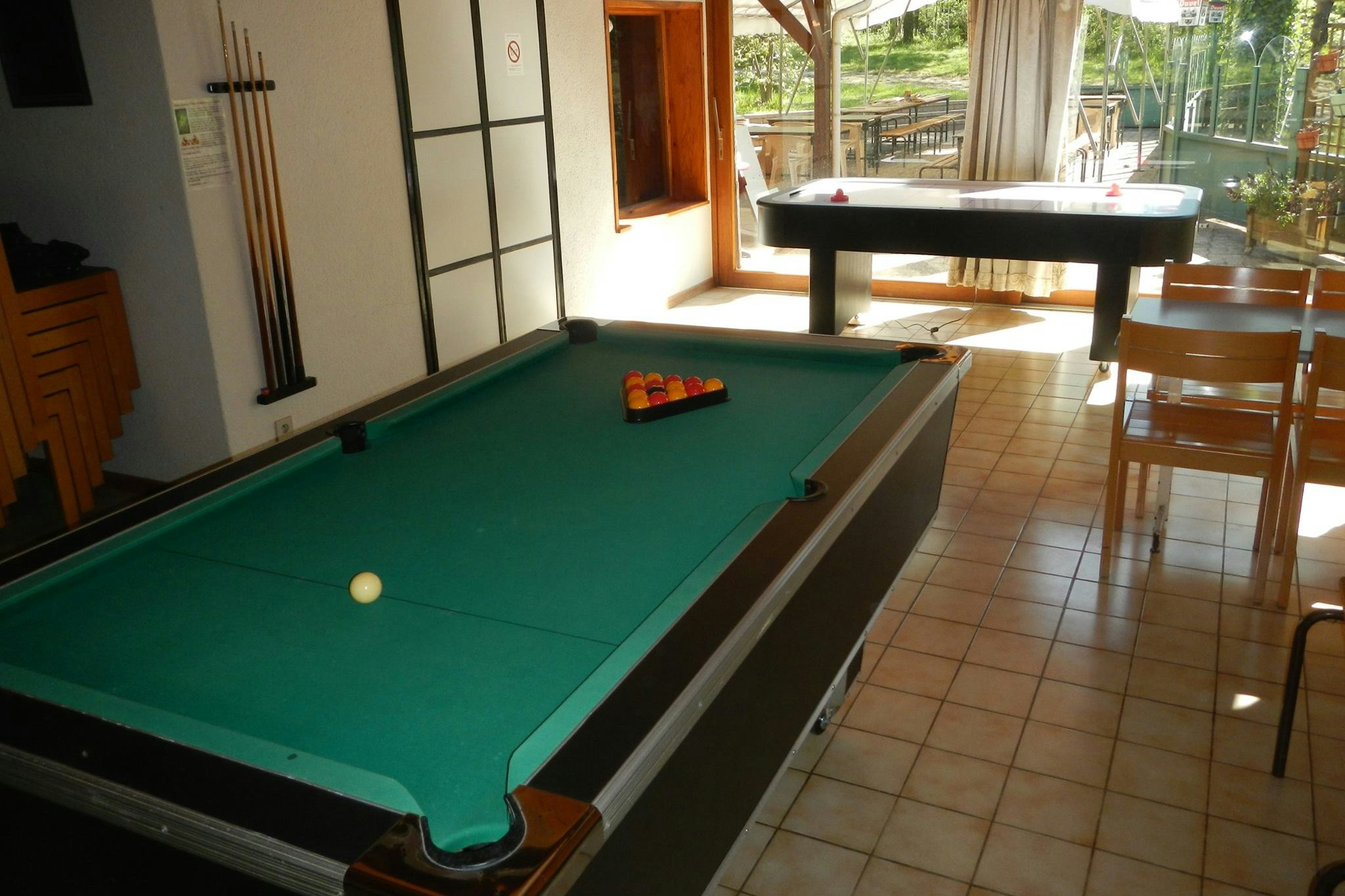 Camping Relais de l' Entre 2 Lacs - Billardtisch und Airhockeytisch in einem Geebäude