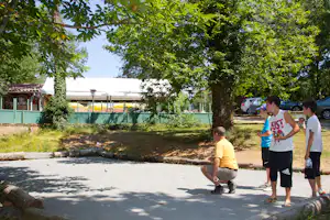 Camping Relais de l' Entre 2 Lacs - Camper beim Boule spielen