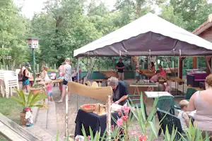 Camping Relais de l' Entre 2 Lacs - verschiedene Spieletische unter einem Pavillon