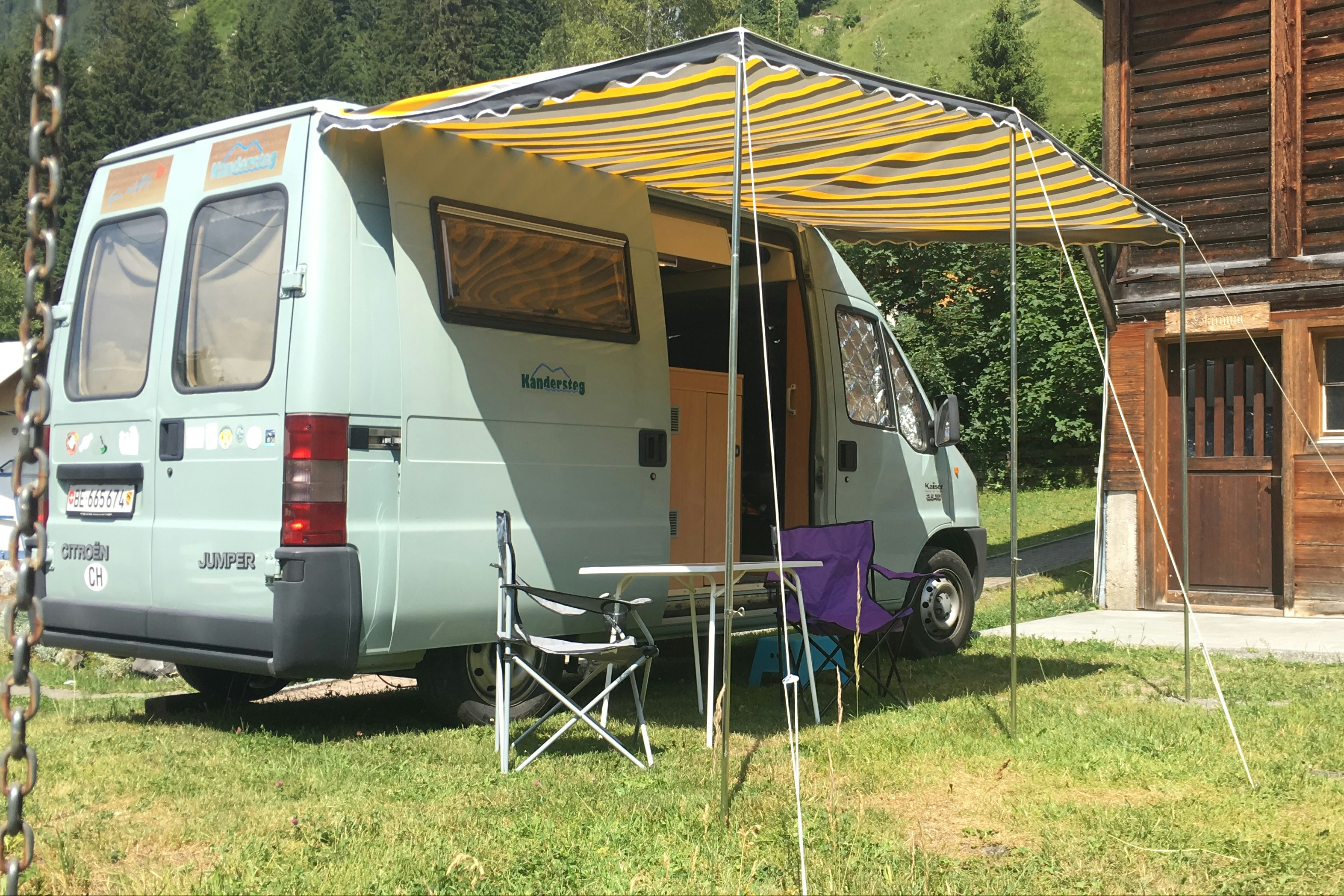 Camping Rendez-Vous - Campingwagen mit Vorhang für Schatten auf dem Campingplatz