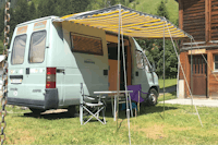 Camping Rendez-Vous - Campingwagen mit Vorhang für Schatten auf dem Campingplatz