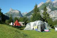 Camping Rendez-Vous - Zeltplätze auf del Wiese mit Blick auf die Alpen