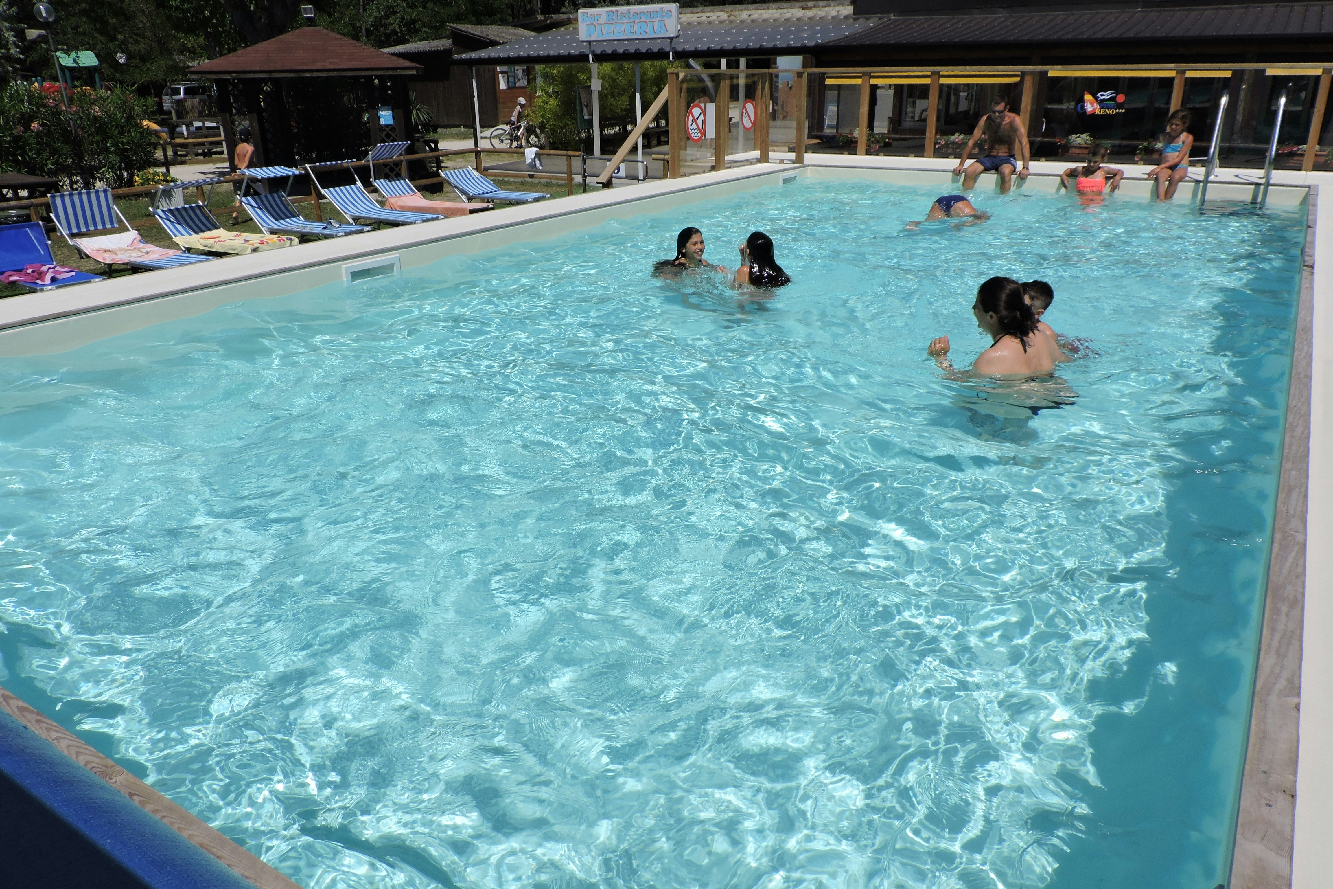 Camping Reno  - Pool im Freien mit Liegestühlen