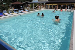 Camping Reno - Pool im Freien mit Liegestühlen