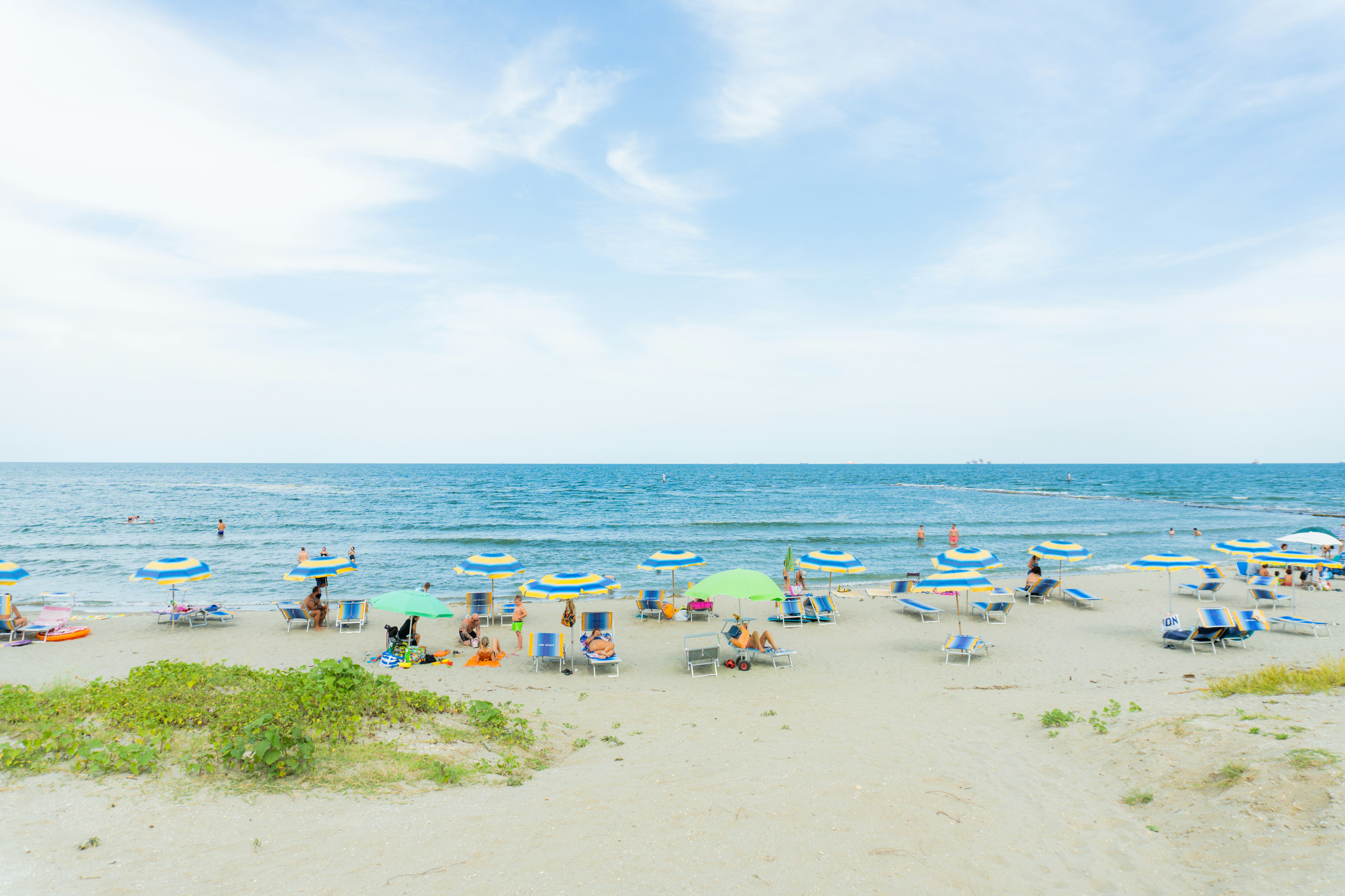 Camping Reno - Blick auf den Badestrand mit Liegestühlen und Sonnenschirmen