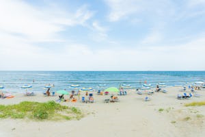 Camping Reno - Blick auf den Badestrand mit Liegestühlen und Sonnenschirmen