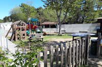 Camping Reno - Kinderspielplatz mit Kletterburg und Tischtennisplatte auf dem Campinggelände