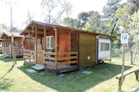 Camping Reno - Wohnwagen mit Holzhütte davor auf dem Campingplatz