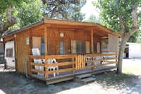 Camping Reno - Wohnwagen mit Holzvorbau und überdachter Veranda auf dem Campingplatz