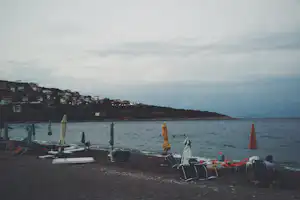 Camping Repodina - Badestrand mit Liegestühlen und Sonnenschirmen beim Campingplatz