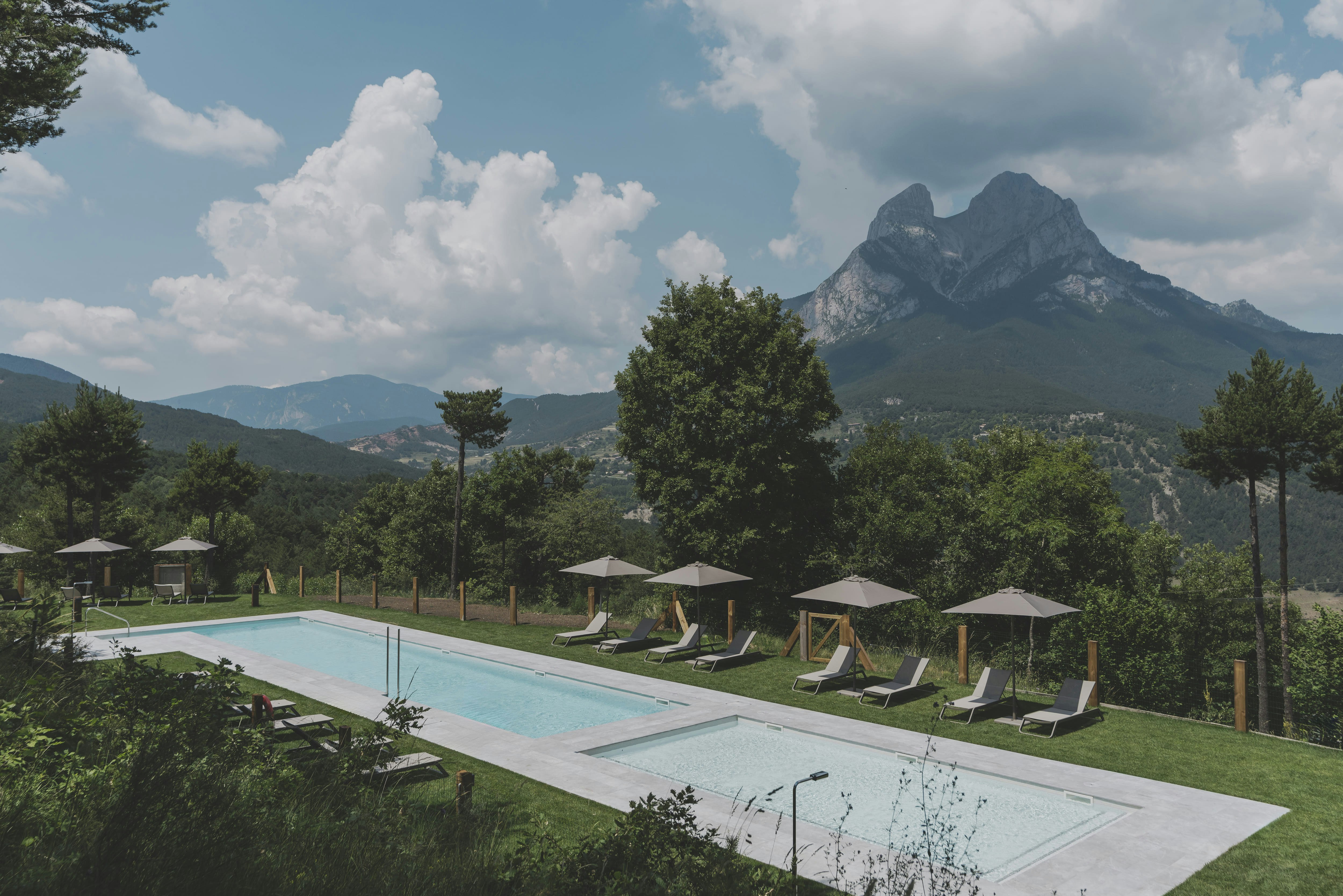 Càmping Repòs del Pedraforca  Camping Repòs del Pedraforca  - Pool im Freien mit Liegestühlen und Sonnenschirmen