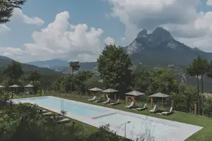 Càmping Repòs del Pedraforca Camping Repòs del Pedraforca - Pool im Freien mit Liegestühlen und Sonnenschirmen