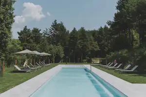 Càmping Repòs del Pedraforca Camping Repòs del Pedraforca - Pool im Freien mit Liegestühlen und Sonnenschirmen