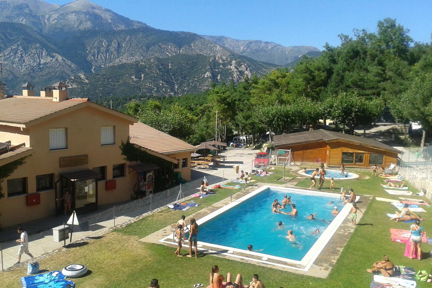 Camping Repòs del Pedraforca  -  Luftaufnahme vom Pool auf dem Campingplatz mit Blick auf die Pyrenäen