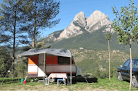 Camping Repòs del Pedraforca  -  Wohnwagen auf dem Stellplatz vom Campingplatz mit Blick auf die Berge