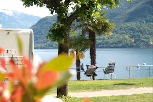 Camping Residence Campagna - Gast geniesst den Blick auf den Lago Maggiore