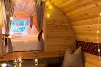 Camping Residence Corones - Innenraum eines Schlaffasses mit Schlafbereich