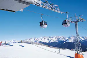 Camping Residence Corones - Skipiste mit Gondel in der Nähe des Campingplatzes