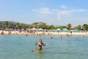 Camping Residence Don Antonio - Gäste am Badestrand vor dem Campingplatz