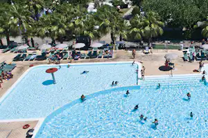 Camping Residence Don Antonio - Gäste liegen am Pool in der Sonne