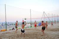 Camping Residence Don Antonio -  Gäste spielen Volleyball am Strand 