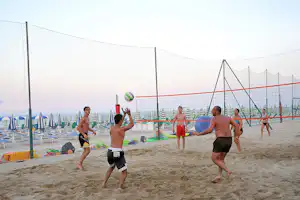 Camping Residence Don Antonio - Gäste spielen Volleyball am Strand