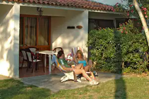 Camping Residence Punta Spin - Camper sitzen auf der Terrasse eines Bungalows