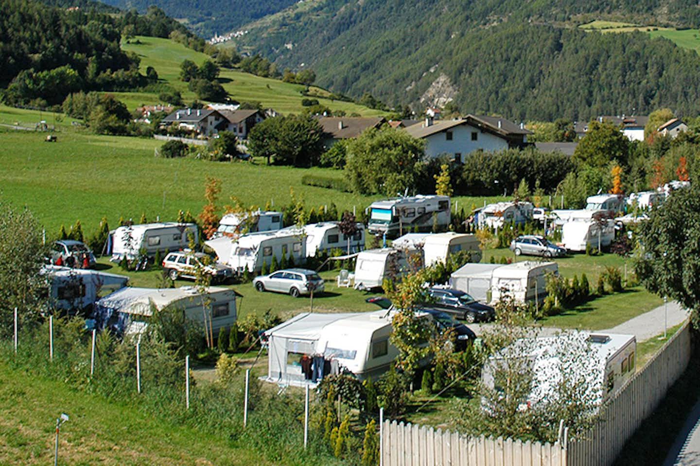 Camping Residence Sägemühle  - Übersicht auf das gesamte Campingplatz Gelände  mit Blick auf die Berge
