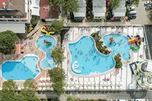 Camping Residence Village - Pool mit Kinderbecken, Sonnenschirmen und Liegestühlen aus der Vogelperspektive
