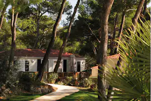 Camping Résidentiel la Pinède - Mobilheim mit Veranda auf dem Campingplatz