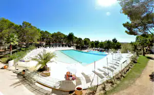 Camping Résidentiel la Pinède - Blick auf den Pool mit Liegestühlen und Sonnenschirmen