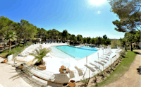 Camping Résidentiel la Pinède - Blick auf den Pool mit Liegestühlen und Sonnenschirmen
