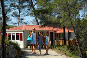 Camping Résidentiel la Pinède - Gäste vor einem Mobilheim