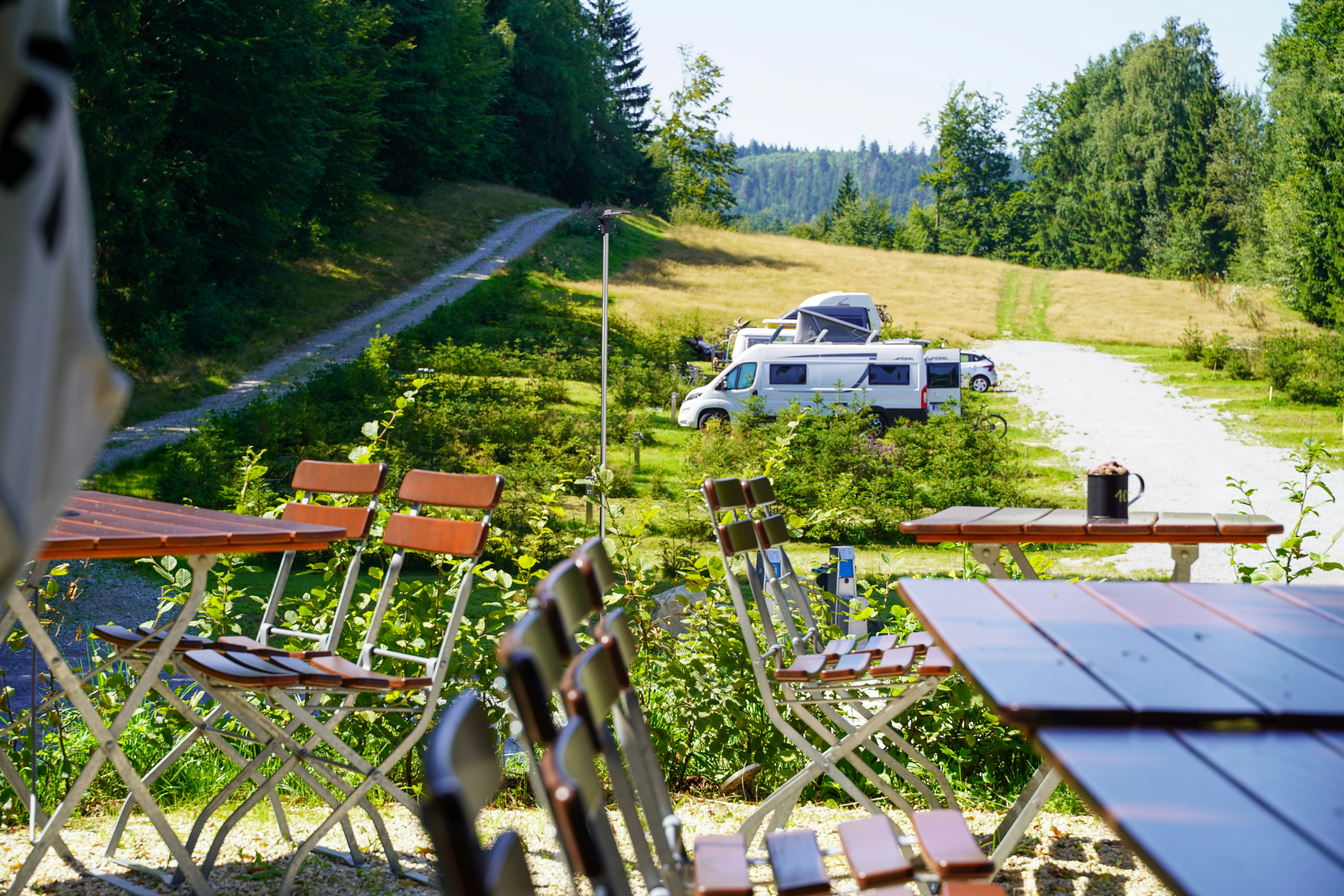 Camping Resort Bayerwald - Biergarten mit Blick auf den Wohnmobilhafen