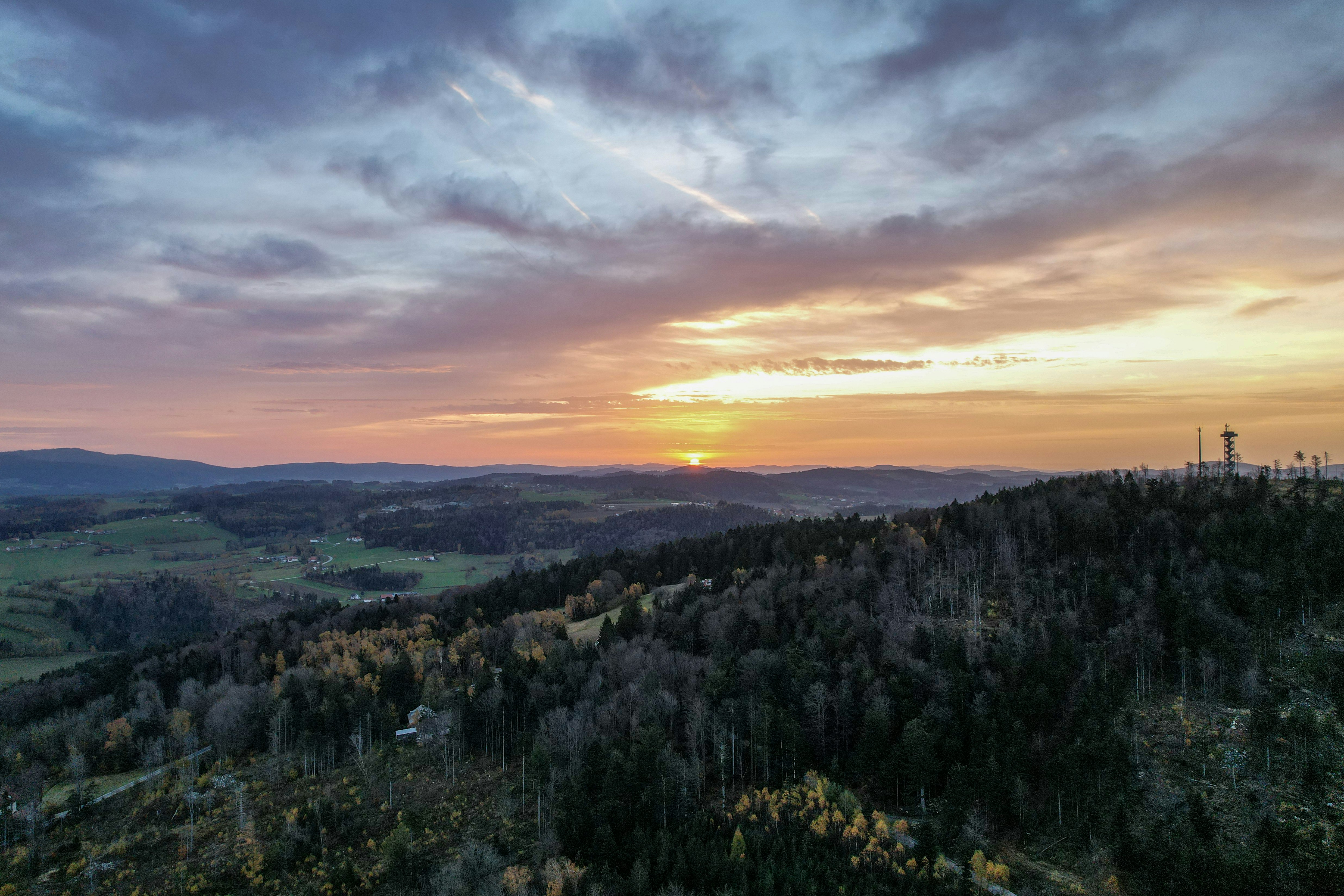 Camping Resort Bayerwald - Sonnenuntergang über dem Wald