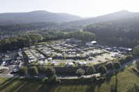 Camping Resort Bodenmais - Blick auf das gesamte Gelände vom Campingplatz Luftaufnahme