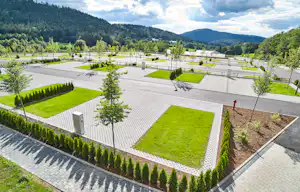 Camping Resort Bodenmais - Blick auf terrassenförmige Stellplätze mit Stromanschlüssen auf dem Campingplatz