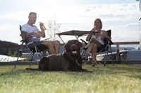 Camping Resort Bodenmais - Hundefreundliche Wohnwagenstellplätze mit grünem Rasen