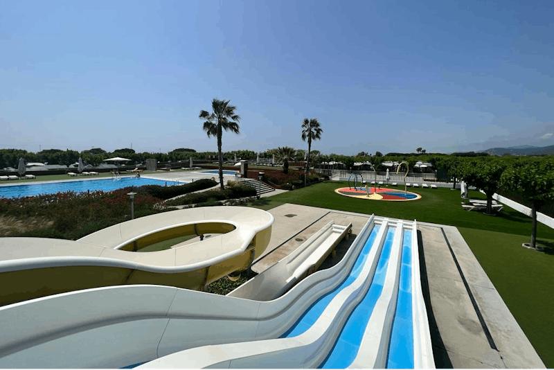 Camping Resort Els Pins Blick auf die Swimmingpools, die Wasserutschen und den Wasserspielplatz