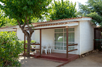 Camping Resort Els Pins Comfort Bungalow-Mietunterkunft mit überdachter Terrasse
