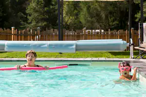 Camping & Resort Fiemme Village - Camper im Pool vom Campingplatz