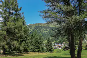 Camping & Resort Fiemme Village - Blick auf Dorf und Berge in Umgebung von dem Campingplatz