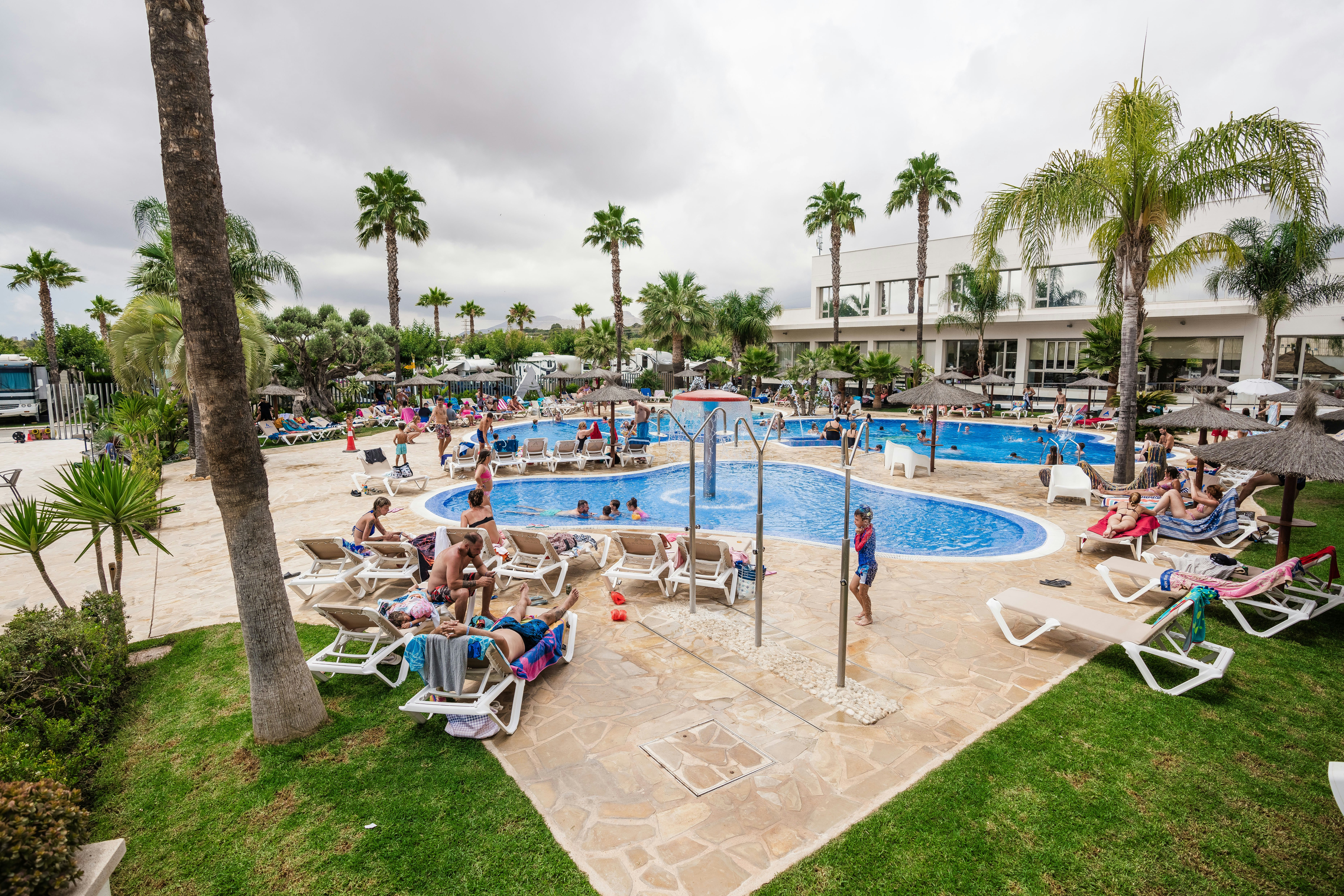 Camping Resort Gran Confort Almafra - Blick auf das Freibad des Campingplatzes