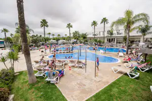 Camping Resort Gran Confort Almafra - Blick auf das Freibad des Campingplatzes