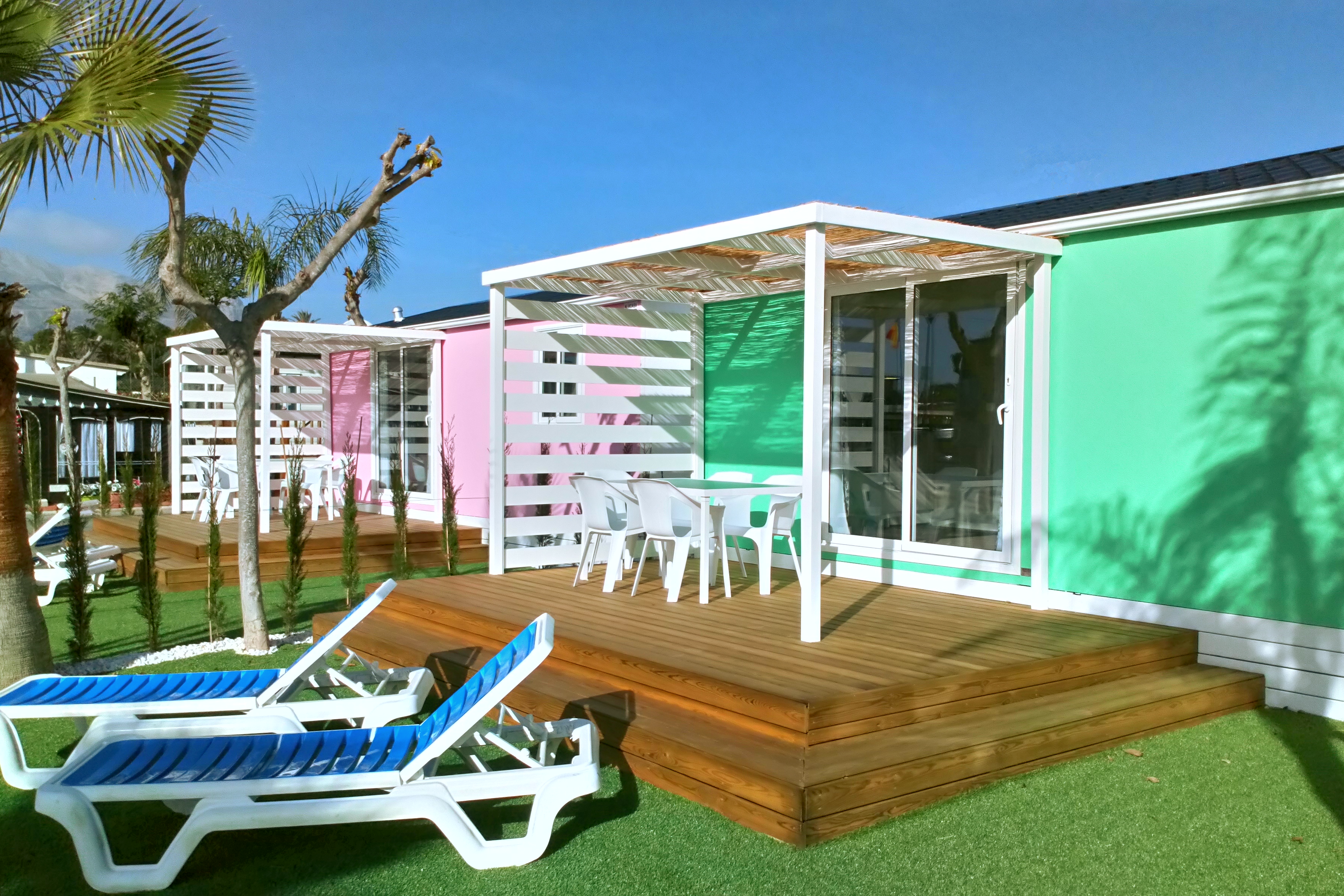 Camping Resort Gran Confort Almafra - Blick auf die Terrasse eines Mobilheims mit Liegestühlen