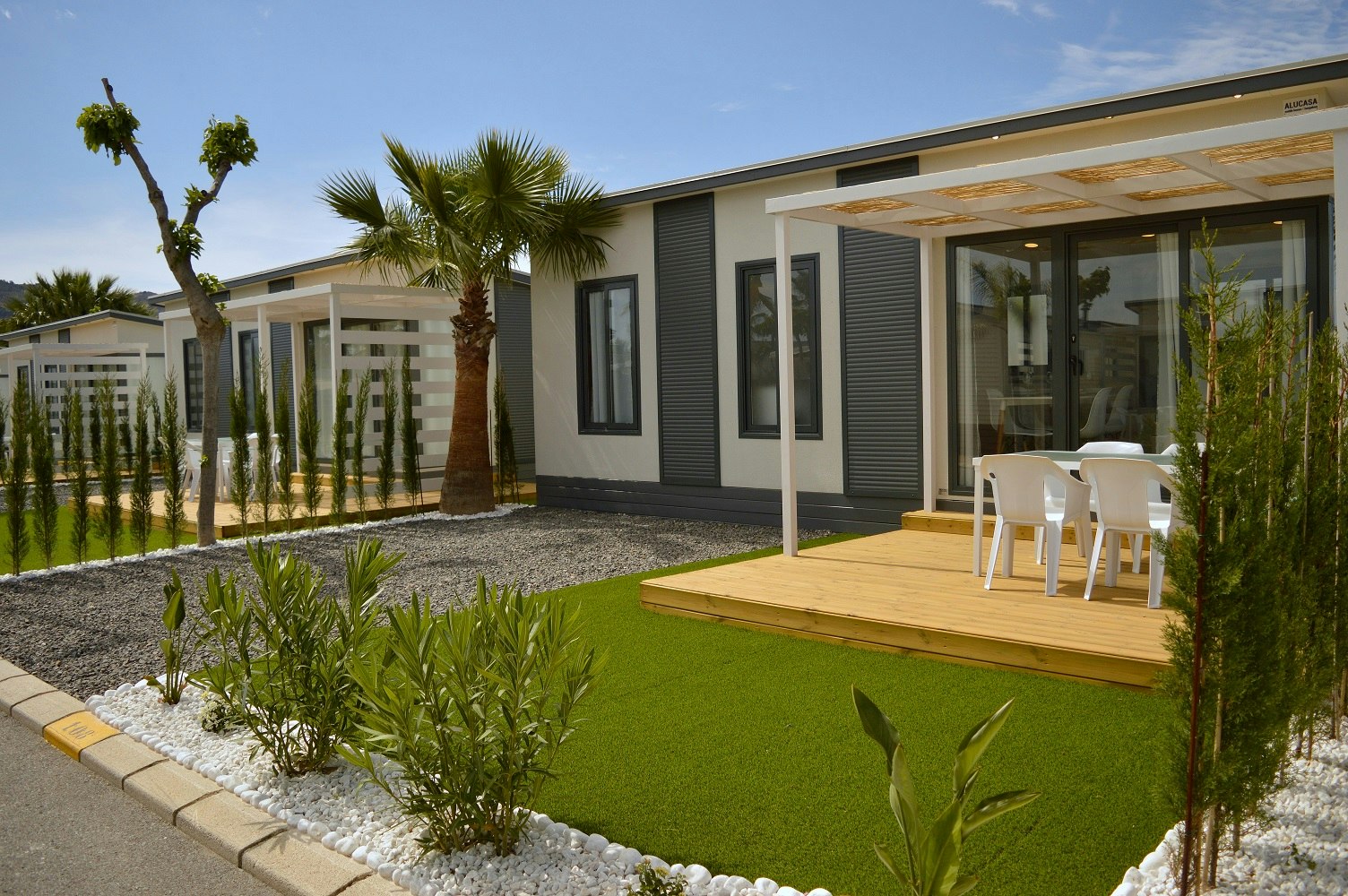 Camping Resort Gran Confort Almafra - Mobilheim-Bungalow mit Terrasse auf dem Campingplatz